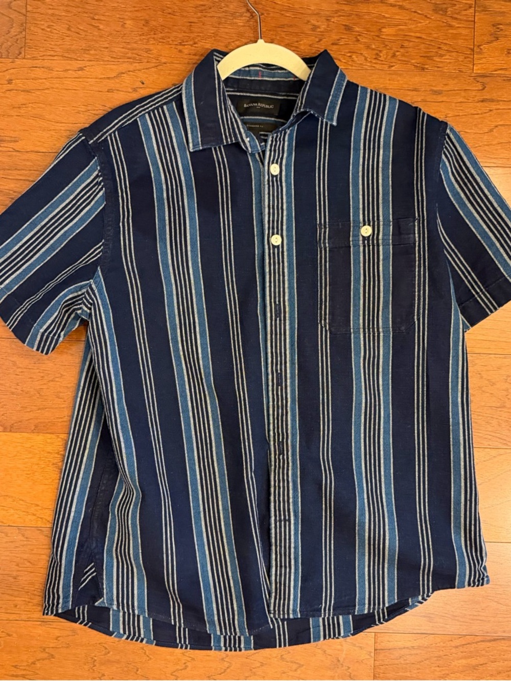 Banana Republic Large men’s striped indigo Short sleeve buttoned shirt